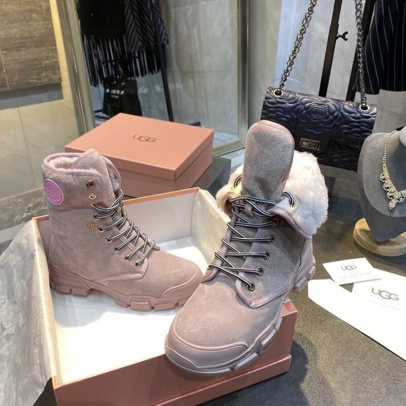 UGG BOOTS - Picture 7 of 8